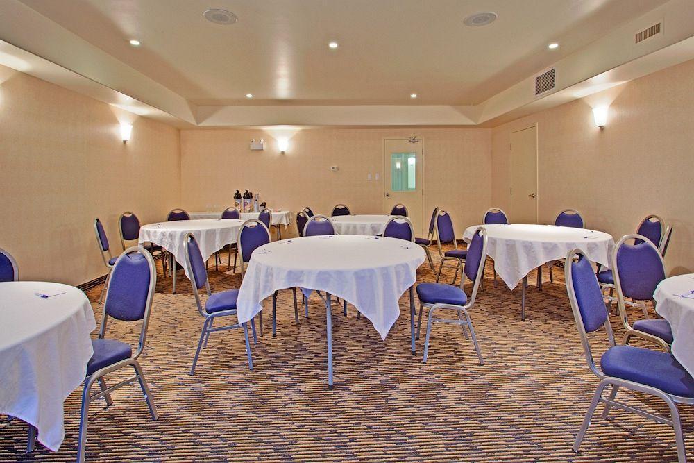 Holiday Inn Express Yorkton East By Ihg Bagian luar foto